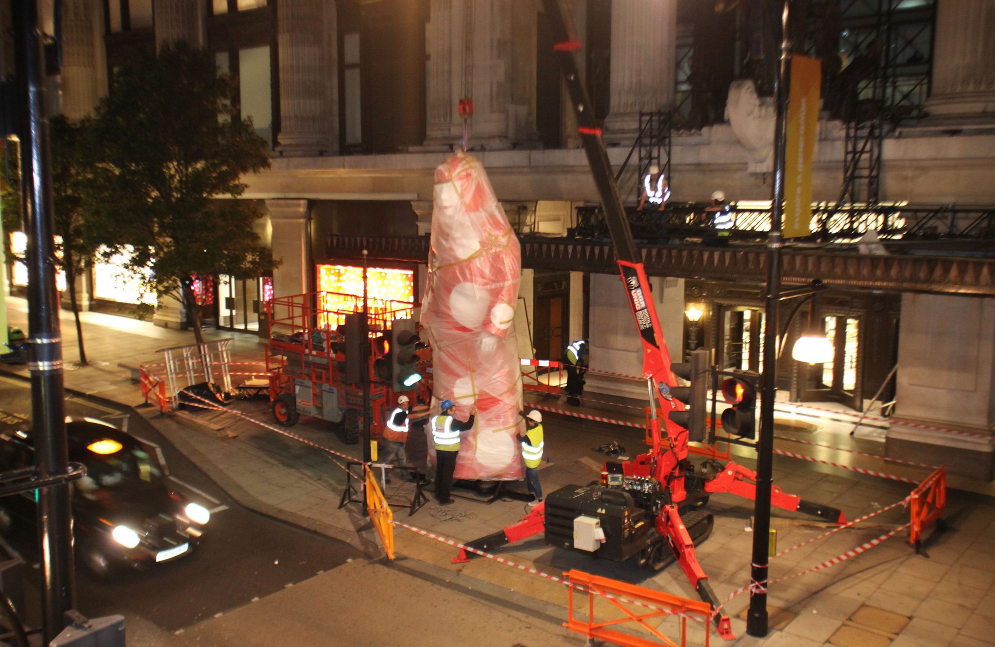 Statue Hoisting Mini crane lifts fashion icon in London | Lift and Hoist International ...